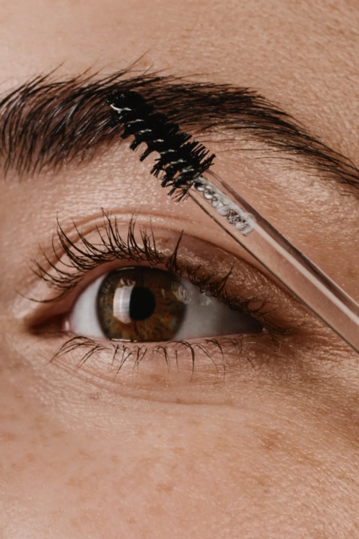 Madara Grow & Fix Kulmaseerumi spii myös meikin kiinnittämiseen