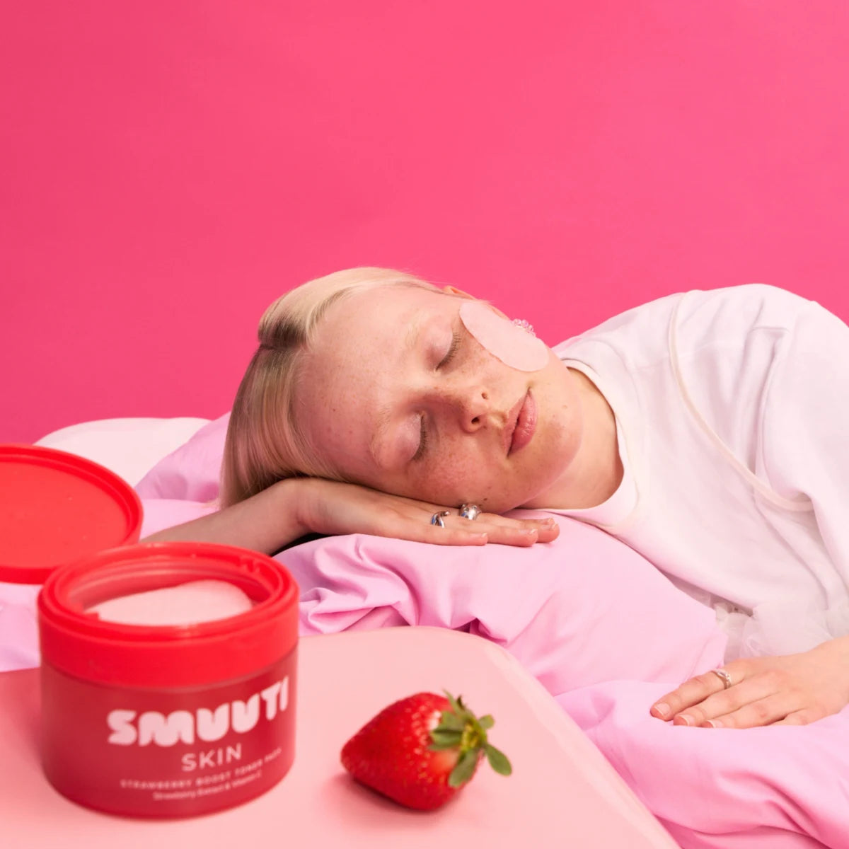 SMUUTI Skin Strawberry Boost Toner Pads sileä puoli antaa lisäkosteutusta