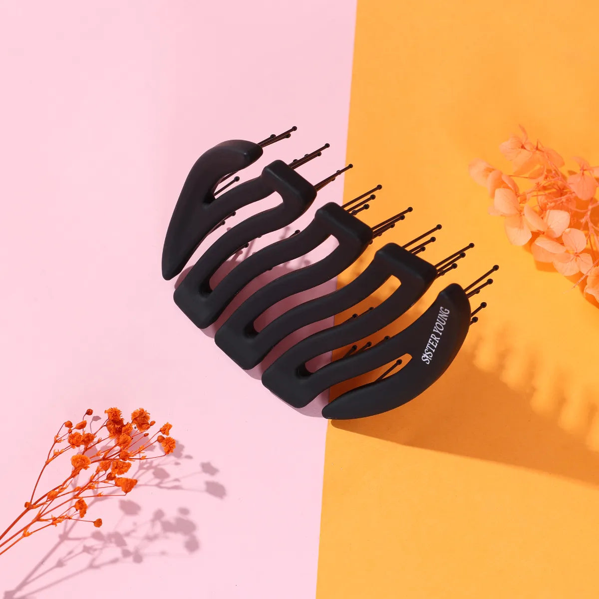 SisterYoung Mila Pocket Black minihiusharja sopii myös märkien hiusten harjaamiseen