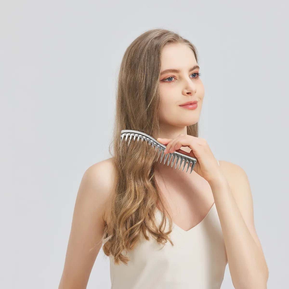 SisterYoung ZURI Silver Hiuskampa – kampauksen viimeistelyyn