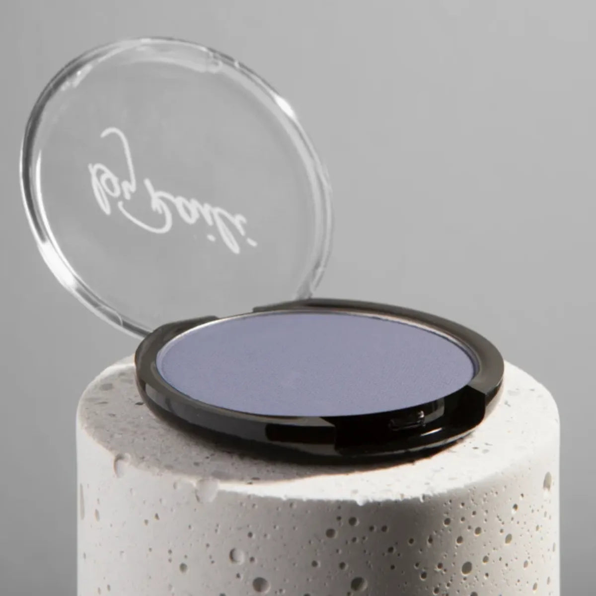 by Raili Velvet Eyeshadow 02 Denim 3 g – Mattapintainen ja runsaspigmenttinen farkunsininen luomiväri aikuiselle naiselle